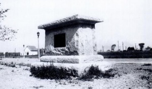 Unfinished monument in Sheridan Drive, 1925 (still looks the same today)